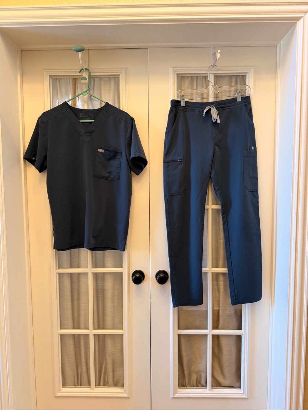 SMALL Women’s Harbor Gray Figs Scrub Set EUC